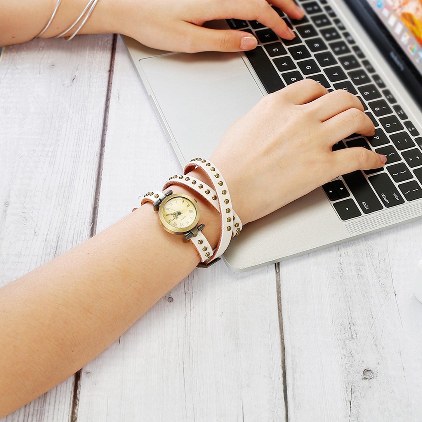 Fashionable Rivet Leather Belt Retro Watch Hand Chain-white