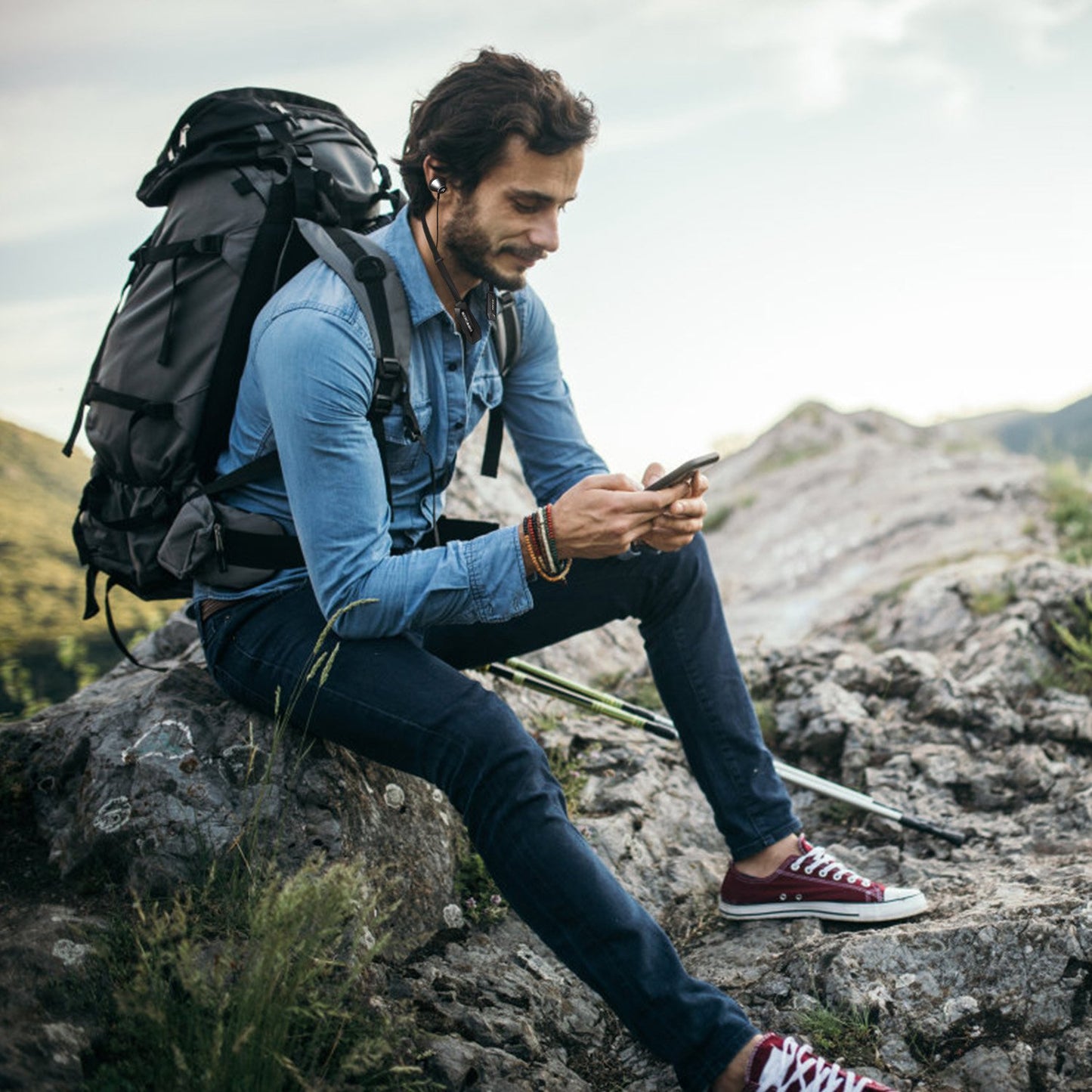 Wireless Neckband Headphones V4.2 Sweat-proof Sport Headsets Earbuds In-Ear Magnetic Neckbands Stereo Earphone Deep Bass Earphone w/Mic 15Hrs Work Run